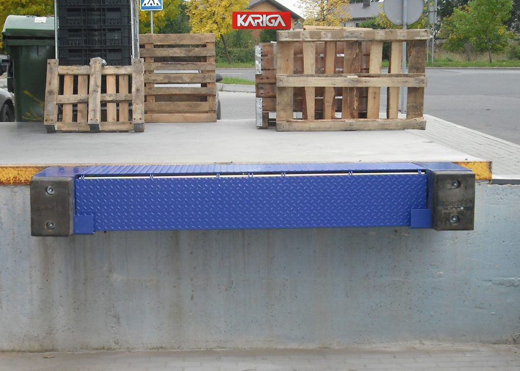 Sex ar pārdevēju no blakus veikala